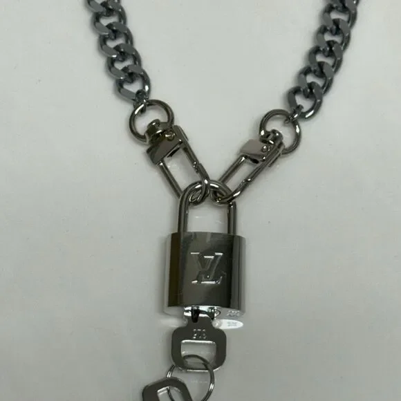 Silver Louis Vuitton lock-n-key set with unbranded 18" silver plated chain. - Picture 1 of 5